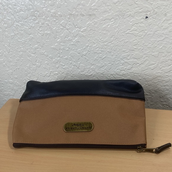 Adventures by Disney clutch - Picture 4 of 6